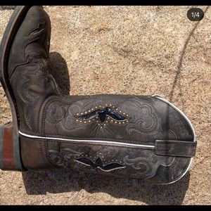 Size 8.5 women cow boy boots